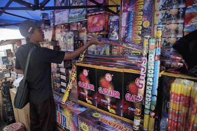 Pembeli memilih kembang api di Pasar Asemka, Jakarta, Jumat (30/12/2022).