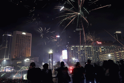 Suasana pesta kembang api saat malam perayaan tahun baru 2023 di kawasan Bundaran HI, Jakarta, Minggu (1/1/2023).