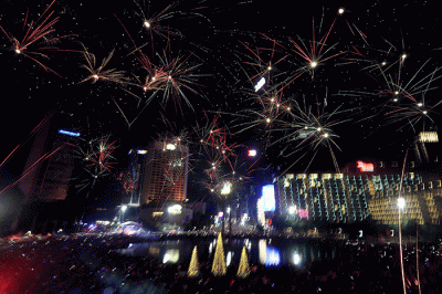 Suasana pesta kembang api saat malam perayaan tahun baru 2023 di kawasan Bundaran HI, Jakarta, Minggu (1/1/2023).