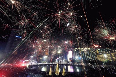 Suasana pesta kembang api saat malam perayaan tahun baru 2023 di kawasan Bundaran HI, Jakarta, Minggu (1/1/2023).
