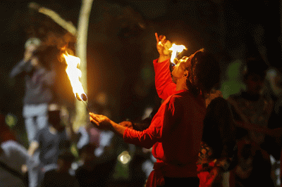 Sejumlah seniman melakukan atraksi saat memeriahkan Perayaan Malam Tahun Baru 2023 di Taman Mini Indonesia Indah (TMII), Jakarta Timur, Sabtu (31/12/2022).