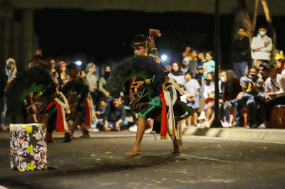 Sejumlah seniman melakukan atraksi saat memeriahkan Perayaan Malam Tahun Baru 2023 di Taman Mini Indonesia Indah (TMII), Jakarta Timur, Sabtu (31/12/2022).