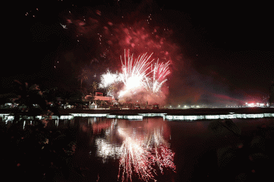 Warga menyaksikan pesta kembang api saat perayaan malam puncak Tahun Baru 2023 di Danau Archipelago, Taman Mini Indonesia Indah (TMII), Jakarta Timur.
