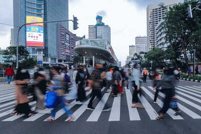 Pekerja melintas saat jam pulang kerja di Kawasan Thamrin, Jakarta Pusat, Senin (2/1/2023).