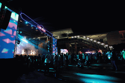 Warga menyaksikan kemeriahan pergantian tahun 2022-2023 dengan berbagai penampilan konser dan kuliner di La Piazza, Summarecon Kelapa Gading.