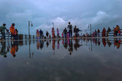 Pengunjung memadati kawasan Pantai Taman Impian Jaya Ancol, Jakarta, Minggu (1/1/2023).
