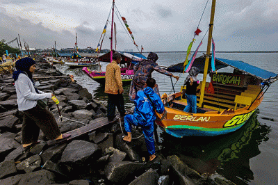 Pengunjung memadati kawasan Pantai Taman Impian Jaya Ancol, Jakarta, Minggu (1/1/2023).