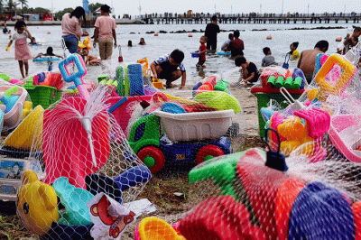 Pengunjung memadati kawasan Pantai Taman Impian Jaya Ancol, Jakarta, Minggu (1/1/2023).