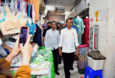 Presiden Joko Widodo meninjau Pasar Tanah Abang guna memastikan aktivitas perekonomian pada sektor rill berjalan baik, Jakarta, Senin (2/1/2023).