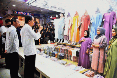Presiden Joko Widodo meninjau Pasar Tanah Abang guna memastikan aktivitas perekonomian pada sektor rill berjalan baik, Jakarta, Senin (2/1/2023).