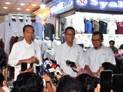 Presiden Joko Widodo meninjau Pasar Tanah Abang guna memastikan aktivitas perekonomian pada sektor rill berjalan baik, Jakarta, Senin (2/1/2023).