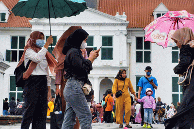 Pengunjung memadati kawasan Kota Tua sebagai tujuan wisata pada hari pertama 2023, di Jakarta, Minggu (1/1/2023).