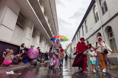Pengunjung memadati kawasan Kota Tua sebagai tujuan wisata pada hari pertama 2023, di Jakarta, Minggu (1/1/2023).