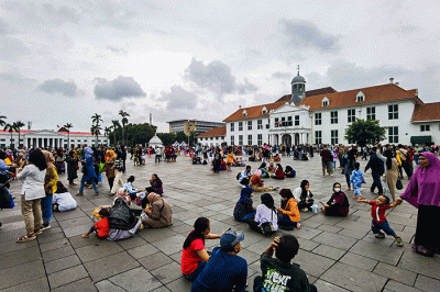 Pengunjung memadati kawasan Kota Tua sebagai tujuan wisata pada hari pertama 2023, di Jakarta, Minggu (1/1/2023).