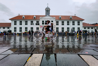 Pengunjung memadati kawasan Kota Tua sebagai tujuan wisata pada hari pertama 2023, di Jakarta, Minggu (1/1/2023).