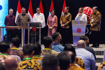 Pembukaan Perdagangan Bursa Efek Indonesia (BEI) periode 2023 di Gedung Bursa Efek Indonesia, Jakarta, Senin (2/12/2023).