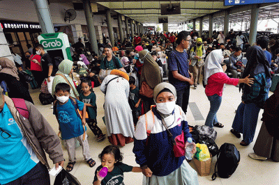 Para penumpang kereta api mengalami penundaan keberangkatan sehingga terjadi penumpukan di Stasiun Pasar Senen, Jakarta, Minggu (1/1/2023).