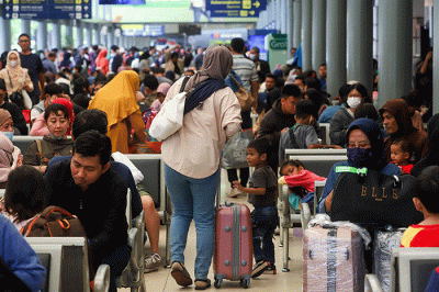 Para penumpang kereta api mengalami penundaan keberangkatan sehingga terjadi penumpukan di Stasiun Pasar Senen, Jakarta, Minggu (1/1/2023).