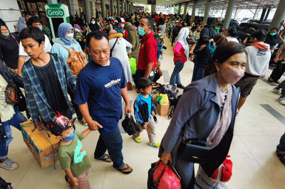 Para penumpang kereta api mengalami penundaan keberangkatan sehingga terjadi penumpukan di Stasiun Pasar Senen, Jakarta, Minggu (1/1/2023).