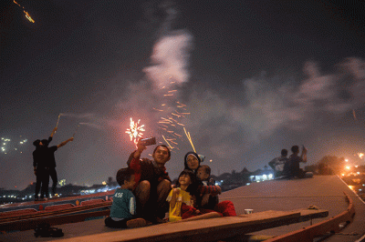 Warga Kota Palembang memadati sekitar Jembatan Ampera untuk menyambut pergantian tahun, Palembang, Sabtu (31/12/2022).