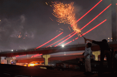 Warga Kota Palembang memadati sekitar Jembatan Ampera untuk menyambut pergantian tahun, Palembang, Sabtu (31/12/2022).