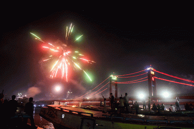 Warga Kota Palembang memadati sekitar Jembatan Ampera untuk menyambut pergantian tahun, Palembang, Sabtu (31/12/2022).