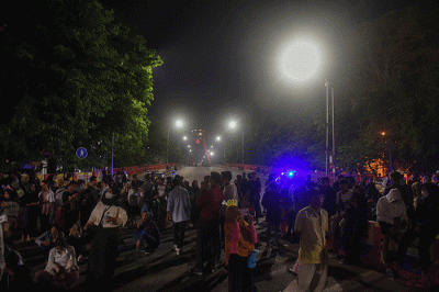 Warga Kota Palembang memadati sekitar Jembatan Ampera untuk menyambut pergantian tahun, Palembang, Sabtu (31/12/2022).