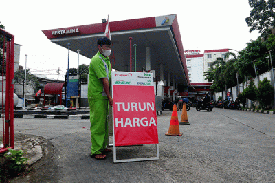 Pengendara membeli BBM di salah satu SPBU di Jakarta, Selasa (3/1/2023).