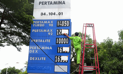 Pengendara membeli BBM di salah satu SPBU di Jakarta, Selasa (3/1/2023).