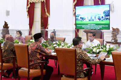 Presiden Jokowi saat memimpin rapat terbatas di Istana Merdeka, Jakarta, Senin (2/1/2023).