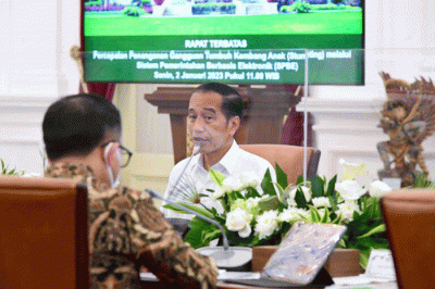 Presiden Jokowi saat memimpin rapat terbatas di Istana Merdeka, Jakarta, Senin (2/1/2023).