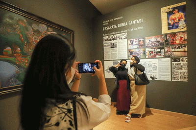 Pengunjung melihat karya yang ditampilkan dalam Pameran Tetap di Gedung B, Galeri Nasional Indonesia (GNI), Jakarta Pusat, Selasa (3/1/2023).