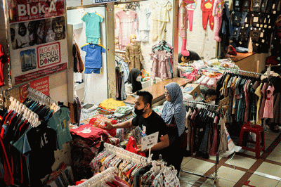 Pedagang pakaian saat melayani pembeli di Pasar Tanah Abang, Jakarta, Selasa (3/1/2023).