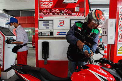 Petugas mengganti daftar harga Bahan Bakar Minyak di SPBU Pertamina MT.Haryono, Jakarta Selatan, Selasa (3/1/2022).