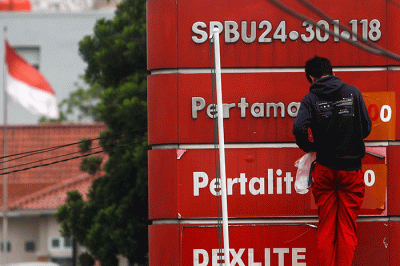 Petugas SPBU 24.301.118 Jalan Jenderal Sudirman KM 3,5 Palembang menganti daftar harga Bahan Bakar (BBM) non subsidi yang mengalami penurunan.