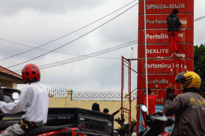 Petugas SPBU 24.301.118 Jalan Jenderal Sudirman KM 3,5 Palembang menganti daftar harga Bahan Bakar (BBM) non subsidi yang mengalami penurunan.