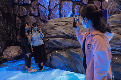 Pengunjung berfoto saat melihat pameran Avatar: Pandora Exeperience di Senayan City, Jakarta, Rabu (4/1/2023).