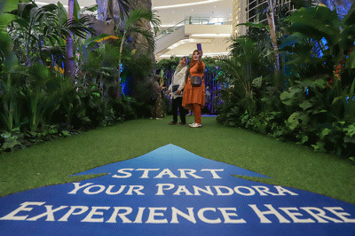 Pengunjung berfoto saat melihat pameran Avatar: Pandora Exeperience di Senayan City, Jakarta, Rabu (4/1/2023).