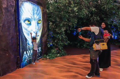 Pengunjung berfoto saat melihat pameran Avatar: Pandora Exeperience di Senayan City, Jakarta, Rabu (4/1/2023).
