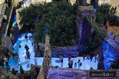 Pengunjung berfoto saat melihat pameran Avatar: Pandora Exeperience di Senayan City, Jakarta, Rabu (4/1/2023).
