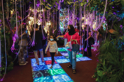 Pengunjung berfoto saat melihat pameran Avatar: Pandora Exeperience di Senayan City, Jakarta, Rabu (4/1/2023).