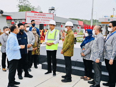 Presiden Joko Widodo meresmikan ruas Jalan Tol Pekanbaru-Padang seksi Pekanbaru-Bangkinang di Gerbang Tol Bangkinang, Kabupaten Kampar, Provinsi Riau.