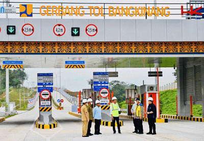 Presiden Joko Widodo meresmikan ruas Jalan Tol Pekanbaru-Padang seksi Pekanbaru-Bangkinang di Gerbang Tol Bangkinang, Kabupaten Kampar, Provinsi Riau.