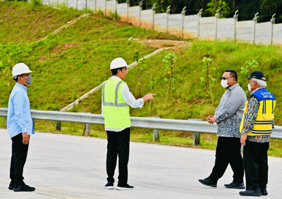Presiden Joko Widodo meresmikan ruas Jalan Tol Pekanbaru-Padang seksi Pekanbaru-Bangkinang di Gerbang Tol Bangkinang, Kabupaten Kampar, Provinsi Riau.