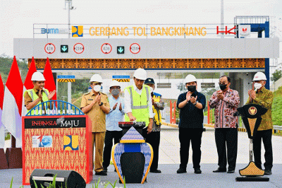 Presiden Joko Widodo meresmikan ruas Jalan Tol Pekanbaru-Padang seksi Pekanbaru-Bangkinang di Gerbang Tol Bangkinang, Kabupaten Kampar, Provinsi Riau.