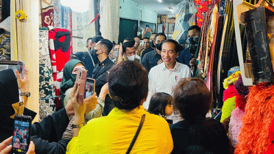Presiden Joko Widodo melanjutkan kunjungan kerja di Provinsi Riau dengan meninjau aktivitas perdagangan di Pasar Bawah, Kota Pekanbaru, Rabu (4/1/2023).