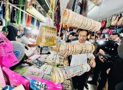 Presiden Joko Widodo melanjutkan kunjungan kerja di Provinsi Riau dengan meninjau aktivitas perdagangan di Pasar Bawah, Kota Pekanbaru, Rabu (4/1/2023).