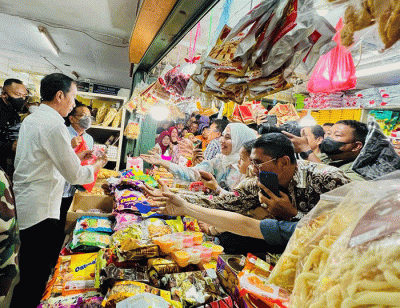 Presiden Joko Widodo melanjutkan kunjungan kerja di Provinsi Riau dengan meninjau aktivitas perdagangan di Pasar Bawah, Kota Pekanbaru, Rabu (4/1/2023).