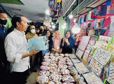 Presiden Joko Widodo melanjutkan kunjungan kerja di Provinsi Riau dengan meninjau aktivitas perdagangan di Pasar Bawah, Kota Pekanbaru, Rabu (4/1/2023).
