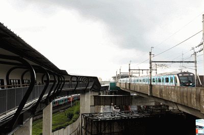 Warga melintasi jembatan layang di area Simpang Temu dan Plaza Transit Lebak Bulus, Jakarta, Rabu (4/1/2023). 